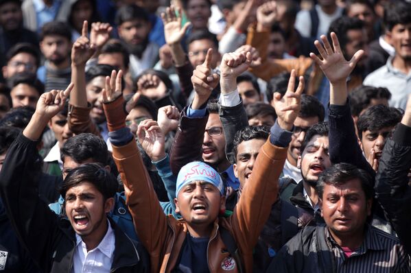 Apoiantes da organização estudantil Jamiat Talaba Islam durante um comício na cidade paquistanesa de Lahore em honra da derrubada dos aviões da Índia - Sputnik Brasil