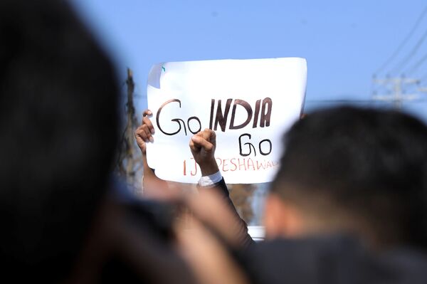 Cartaz com slogans anti-indianos em uma manifestação em Peshawar, Paquistão - Sputnik Brasil