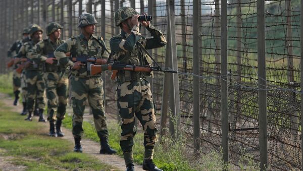 Forças de segurança indianas patrulhando área fronteiriça com o Paquistão - Sputnik Brasil