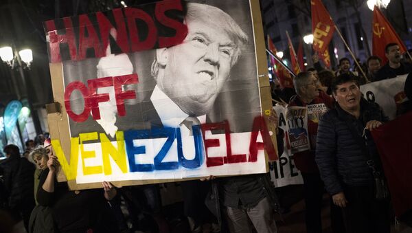 Manifestantes em Madri segurando cartaz em apoio ao presidente legitimo da Venezuela, Nicolás Maduro - Sputnik Brasil