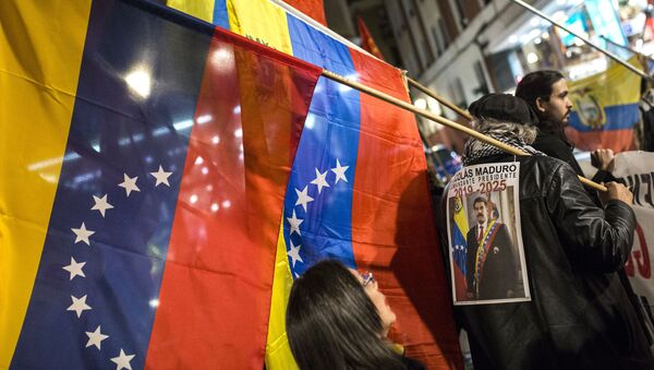 Manifestantes nas ruas de Madri apoiando o presidente legítimo da Venezuela, Nicolás Maduro - Sputnik Brasil