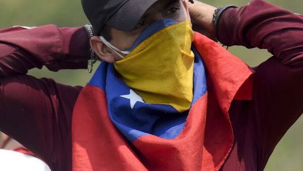 Manifestante com bandeira da Venezuela no rosto - Sputnik Brasil