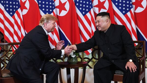 Presidente dos EUA, Donald Trump, cumprimenta o líder da Coreia do Norte, Kim Jong-un, após reunião em Hanói, Vietnã, em 27 de fevereiro de 2019 - Sputnik Brasil