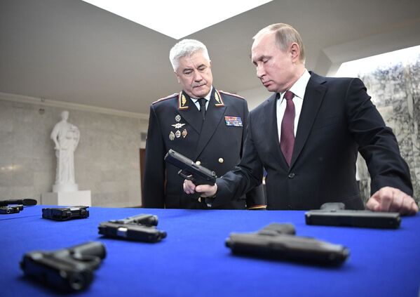 Presidente russo Vladimir Putin e ministro do Interior russo Vladimir Kolokoltsev visitam exposição de armas antes de se reunirem, 28 de fevereiro de 2018 - Sputnik Brasil