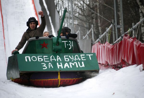 Participantes de festival de trenós incomuns em um tobogã de 200 metros no Parque Sokolniki, em Moscou, Rússia - Sputnik Brasil
