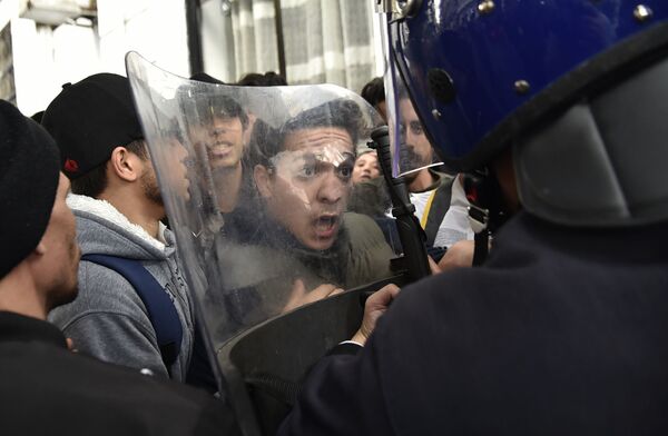 Protesto estudantil na Argélia contra a nomeação do presidente Abdelaziz Bouteflika para um quinto mandato, 26 de fevereiro de 2019 - Sputnik Brasil
