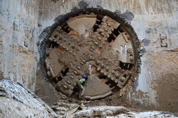 Trabalhador perto de máquina de perfuração para túnel de metrô em Ahmedabad, Índia, 25 de fevereiro de 2019 - Sputnik Brasil