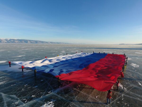 Bandeira nacional da Rússia, com área de 1.423 metros quadrados, estendida sobre o gelo do maior reservatório de água doce do mundo, o lago Baikal - Sputnik Brasil