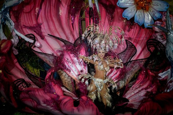 Candidata a rainha do Carnaval de Santa Cruz durante comemorações carnavalescas de Santa Cruz de Tenerife, na Espanha, 27 de fevereiro de 2019 - Sputnik Brasil