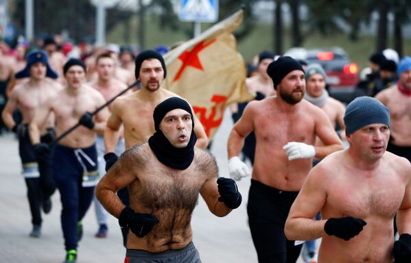 Homens participam de corrida para comemorar o Dia do Defensor da Pátria, em Minsk, Bielorrússia, 23 de fevereiro de 2019 - Sputnik Brasil
