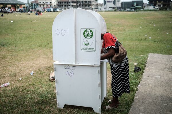 Mulher votando durante eleições presidenciais e parlamentares da Nigéria, em 23 de fevereiro de 2019 - Sputnik Brasil