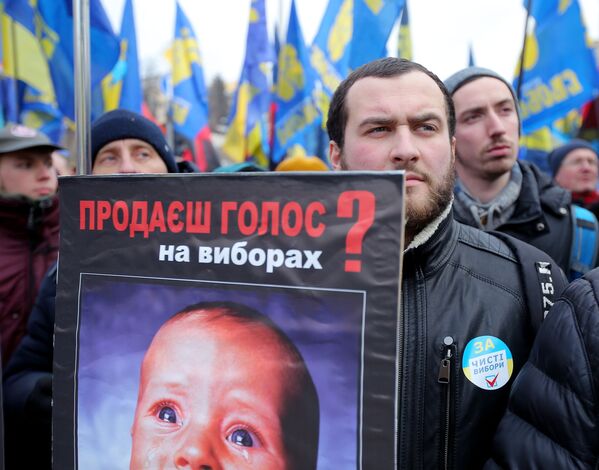 Participantes durante manifestação exigindo eleições justas em Kiev, Ucrânia - Sputnik Brasil
