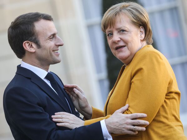 Presidente francês Emmanuel Macron cumprimenta chanceler alemã Angela Merkel durante reunião no Palácio Elysee, em Paris, França, 27 de fevereiro de 2019 - Sputnik Brasil