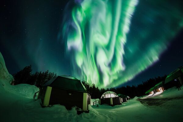 Luz verde da aurora boreal ilumina céu sobre município finlandês de Rovaniemi - Sputnik Brasil