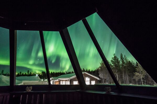 Visitantes do hotel em Rovaniemi, próximo ao Círculo Polar Ártico, observam a aurora boreal - Sputnik Brasil