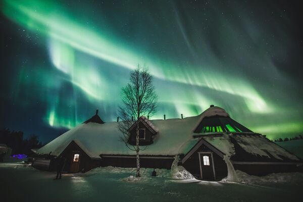 Edifício do Arctic Snowhotel finlandês fotografado junto com aurora boreal em 27 de fevereiro de 2019 - Sputnik Brasil
