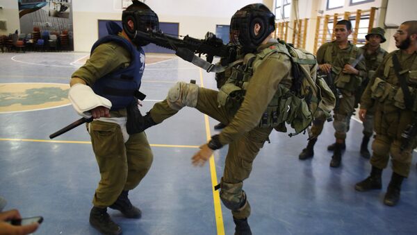 Soldados de infantaria Golani israelenses participam de um treinamento de Krav Maga, o método de combate aproximado concebido em segredo pelos militares israelenses, na base do Exército Regavim, no norte de Israel. - Sputnik Brasil
