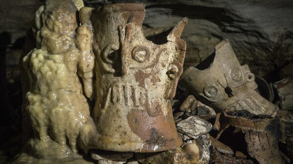 Artefatos maias na caverna Balamkú - Sputnik Brasil