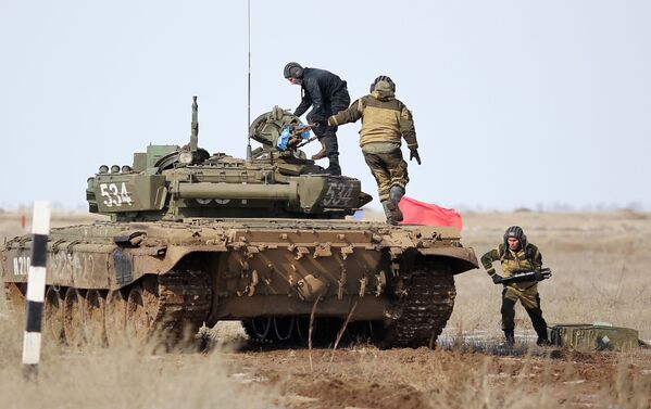 Militares russos inspecionam blindados no decurso de competição biatlo de tanques no polígono de Prudboi, na região russa de Volgogrado - Sputnik Brasil