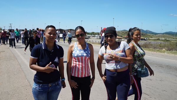 Venezuelana com camisa representando a bandeira dos Estados Unidos na fronteira entre Brasil e Venezuela - Sputnik Brasil
