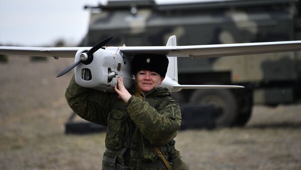 Uma engenheira técnica da unidade feminina de pilotagem de veículos aéreos não tripulados da Brigada de Reconhecimento da Frota do Mar Negro antes do lançamento do drone de reconhecimento Orlan-10 da Rússia - Sputnik Brasil