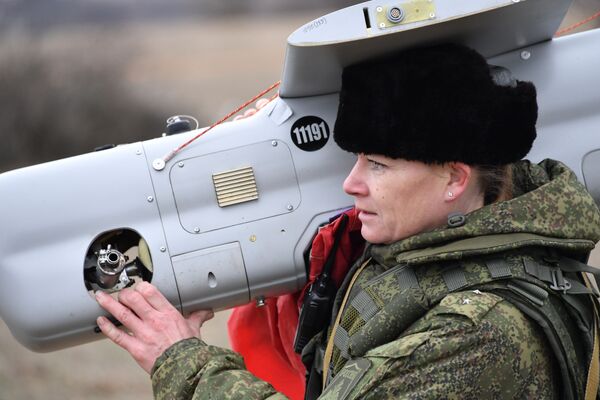 Uma engenheira técnica da unidade feminina de pilotagem de veículos aéreos não tripulados depois da aterrissagem do drone russo Orlan-10 - Sputnik Brasil