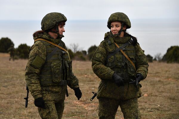 Duas militares da unidade feminina de pilotagem de veículos aéreos não tripulados da Brigada de Reconhecimento da Frota do Mar Negro durante treinamentos - Sputnik Brasil