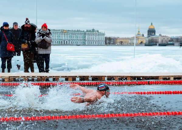 Participante da competição de natação de inverno em São Petersburgo, Rússia - Sputnik Brasil