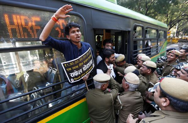 Policiais detêm ativistas indianos durante protesto exigindo renúncia do primeiro ministro da Índia, Narendra Modi, e da ministra da Defesa, Nirmala Sitharaman, por alegações de corrupção, em Nova Deli, Índia, 7 de março de 2019 - Sputnik Brasil
