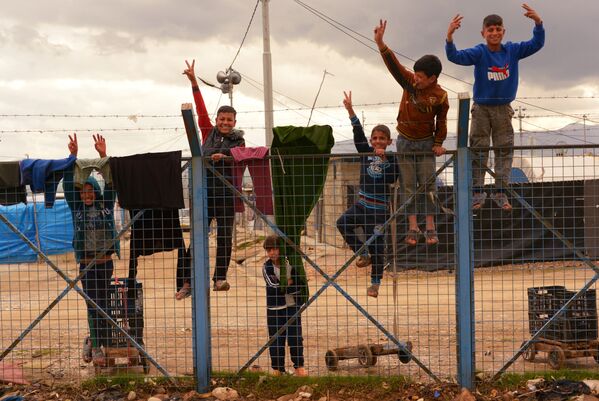 Crianças em campo de refugiados vindos da Síria e de outras partes do Iraque, perto da cidade de Sulaymaniyah, no Iraque - Sputnik Brasil