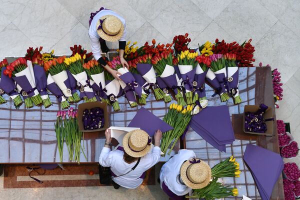 Mulheres vendendo tulipas no Bazar das Flores da Primavera em Moscou, Rússia - Sputnik Brasil