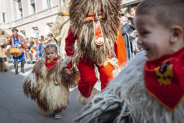 Crianças vestidas como tradicionais personagens etnográficos eslovenos se apresentam durante carnaval na cidade de Ptuj, Eslovênia, em 3 de março de 2019 - Sputnik Brasil