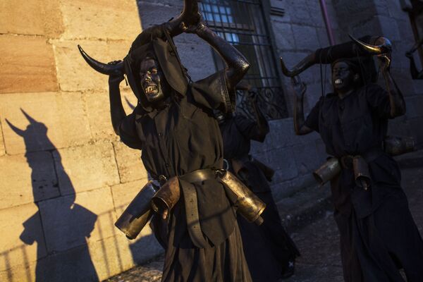 Participantes do carnaval Diablos de Luzon na cidade de Luzon, Espanha - Sputnik Brasil