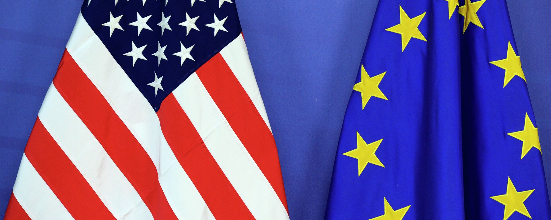 Bandeiras dos EUA e da União Europeia (UE) - Sputnik Brasil, 1920, 06.04.2024