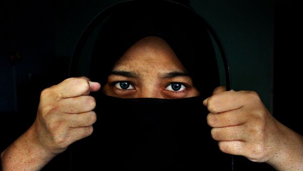 Mulher usando hijab - Sputnik Brasil