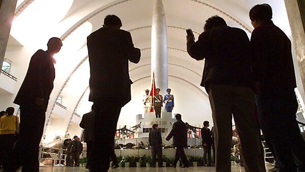 Pequineses posam para fotos em frente a um dos primeiros mísseis nucleares da China, o Dong Feng 1, em visita ao Museu Militar Que mostra as conquistas e armas militares do país. - Sputnik Brasil
