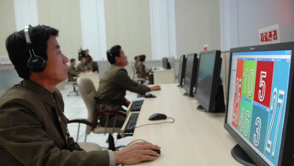 Cientistas e técnicos trabalham em seus computadores para controlar o lançamento do foguete Unha-3 no Centro Geral de Controle e Comando de Satélite na Coreia do Norte. - Sputnik Brasil