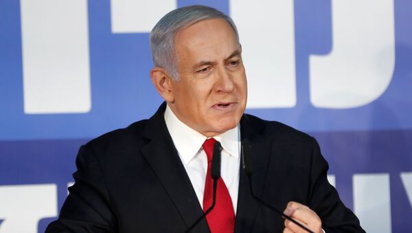 O primeiro-ministro israelense, Benjamin Netanyahu, faz uma declaração à imprensa em sua residência em Jerusalém. - Sputnik Brasil