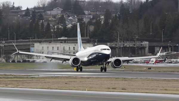 Um Boeing 737 MAX retorna depois de um voo no campo da Boeing, em Seattle, Washington. - Sputnik Brasil
