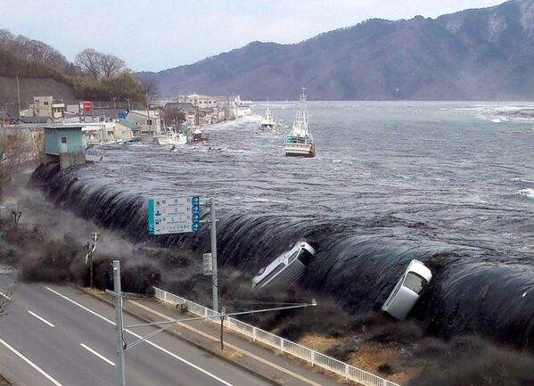 Devastação causada por tsunami após terremoto de magnitude 9 ter atingido a cidade japonesa de Miyako, 11 de março de 2011 - Sputnik Brasil