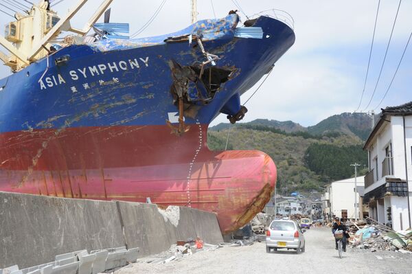 Navio de carga invade cidade e quebra muro de contenção após tsunami ter destruído a cidade de Kamaishi, província de Iwate, no Japão, 6 de maio de 2011 - Sputnik Brasil