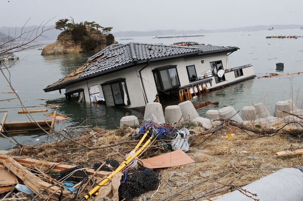 Casa dentro do mar nove dias após o terremoto e tsunami que atingiram a costa nordeste da ilha principal do Japão, Honshu, 20 de março de 2011 - Sputnik Brasil