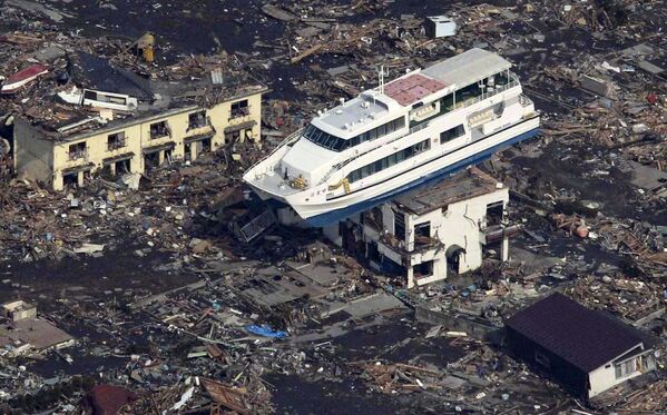 Foto aérea de barco no telhado de construção após terremoto e tsunami na cidade de Otsuchi, Japão, 11 de março de 2011 - Sputnik Brasil