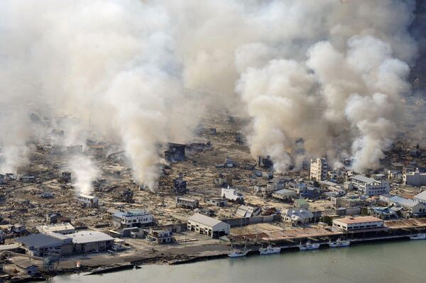 Fumaça densa se forma após tsunami que destruiu a cidade de Yamada, na província de Iwate, Japão, em 12 de março de 2011 - Sputnik Brasil