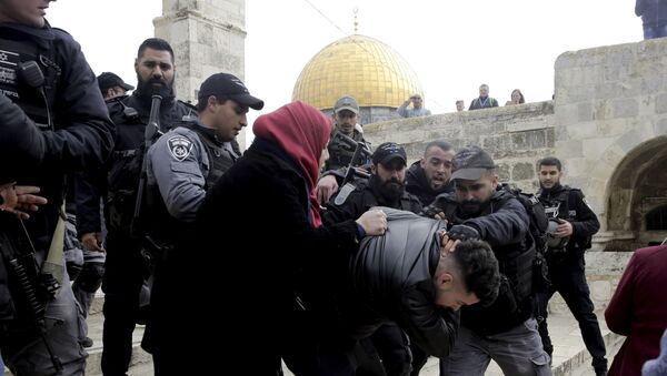 Polícia israelense prende palestino em frente ao Monte do Templo, em Jerusalém, 18 de fevereiro de 2019 - Sputnik Brasil