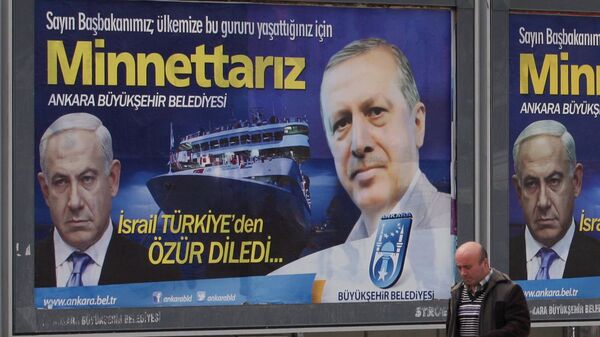 Cartaz com fotos do primeiro-ministro israelense, Benjamin Netanyahu, e do presidente turco, Recep Tayyip Erdogan, em Ancara, Turquia - Sputnik Brasil