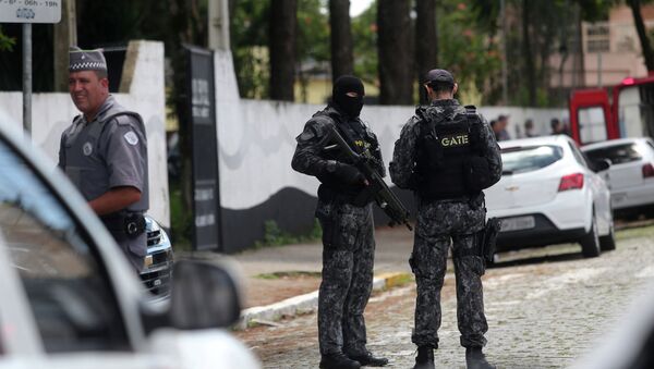 Policiais em torno da Escola Estadual Raul Brasil em Suzano - Sputnik Brasil