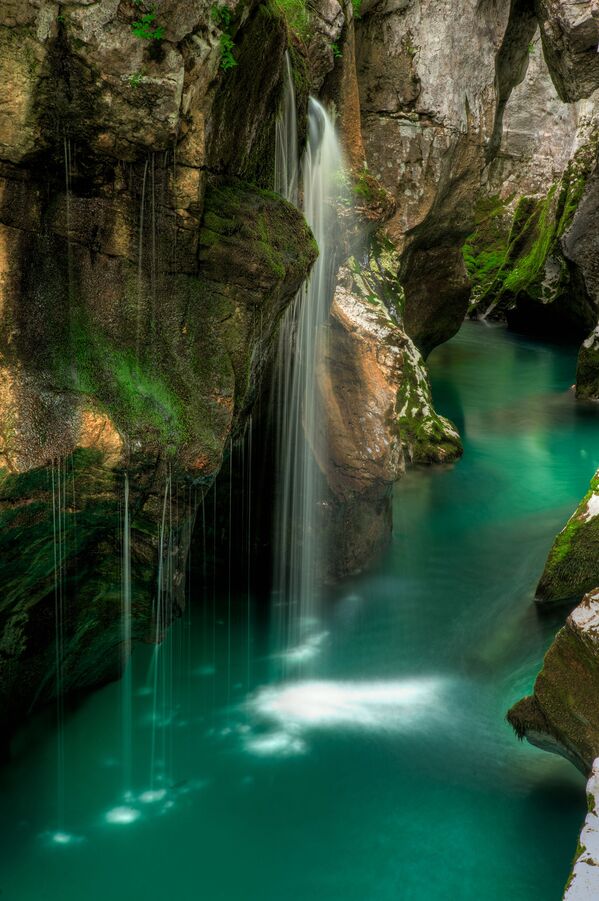 Cascatas no rio Isonzo na Eslovênia. Seu comprimento é de 136 km com uma bacia de 3.400 km² dos quais 1.150 km² ficam na Itália - Sputnik Brasil