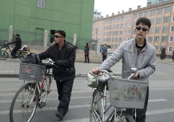 Homens com bicicletas em Pyongyang - Sputnik Brasil
