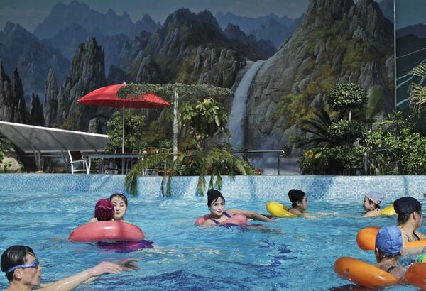 Norte-coreanos nadam em uma piscina coberta em Pyongyang - Sputnik Brasil